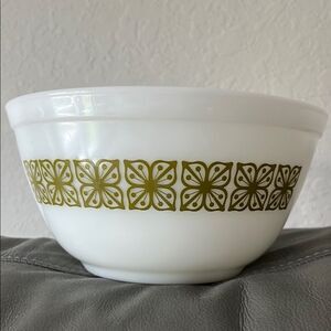Pyrex Vintage Verde Green & White Bowl with Floral Pattern 1.5 Qt